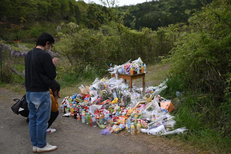 安達結希さんの遺体が見つかった現場付近に設けられた献花台＝京都府南丹市で2026年4月22日午後2時1分、久保玲撮影