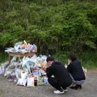 安達結希さんの遺体が見つかった現場付近で手を合わせる人たち＝京都府南丹市で2026年4月22日午後2時11分、久保玲撮影
