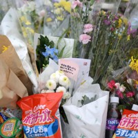 安達結希さんの遺体が見つかった現場付近に供えられた花や菓子＝京都府南丹市で2026年4月22日午後2時10分、久保玲撮影