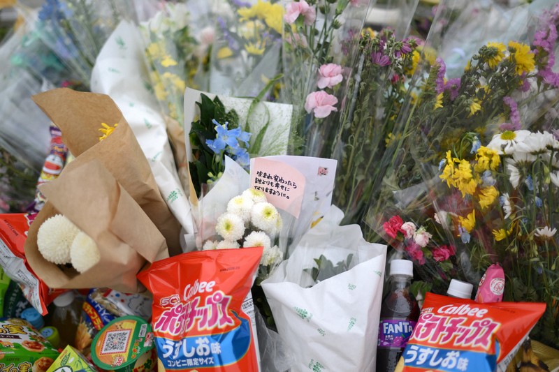 安達結希さんの遺体が見つかった現場付近に供えられた花や菓子＝京都府南丹市で2026年4月22日午後2時10分、久保玲撮影