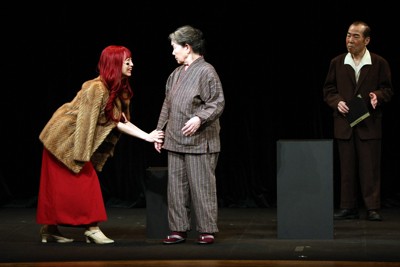 舞台劇「神部ハナという女の一生」のワンシーン＝広島市西区で2026年4月18日、佐藤賢二郎撮影