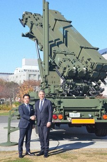 Defense Minister Shinjiro Koizumi, left, and Australian Deputy Prime Minister and Defense Minister Richard Marles inspect Patriot PAC-3 surface-to-air guided missiles at the Defense Ministry in Tokyo's Shinjuku Ward on Dec. 7, 2025, ahead of Japan-Australia defense ministerial talks. (Mainichi/Nozomu Takeuchi) 