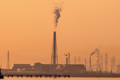 排出量取引制度の本格スタートにより企業は対応が求められる。写真は兵庫県高砂市の石炭火力発電所（Bloomberg）