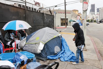 カリフォルニア州ロサンゼルスの歩道に暮らすホームレスの人たち （新華社／共同）