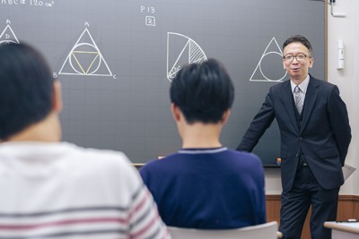 授業をする溝端宏光さん＝SAPIX提供