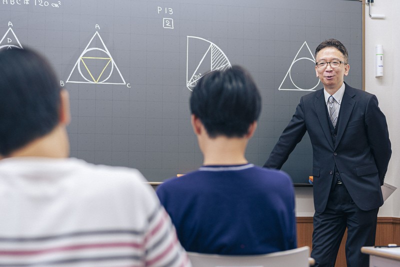 授業をする溝端宏光さん＝SAPIX提供