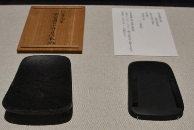 御嶽山金櫻神社に伝わる猿面硯（左手前）と、それをモデルに創作された猿面硯（右手前・裏面）＝国学院大学博物館で2026年3月28日午後4時10分、松本博子撮影