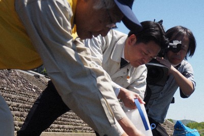 稚アユを放流する長良川漁協関係者ら＝岐阜市で2026年4月16日、入江直樹撮影