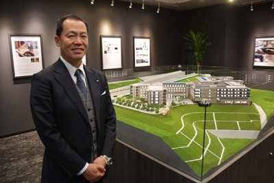 高級老人ホーム「近鉄シニアレジデンス学研奈良登美ケ丘」の模型の前で説明する近鉄不動産の笹川耕司・上席執行役員＝奈良県生駒市で、山口敦雄撮影
