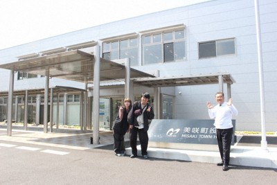 岡山県美咲町役場の庁舎。取材した日はちょうど、カップルが婚姻届を提出しに来庁しており、青野高陽町長（右）と記念撮影していた＝2026年3月、石川勝己撮影