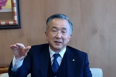 取材に応じる筑邦銀行の鶴久博幸頭取＝福岡県久留米市で2026年1月16日、中園敦二撮影