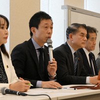 記者会見で再審法制の改正案の論点について発言する自民党の井出庸生氏（左から2人目）＝国会内で21日、平田明浩撮影