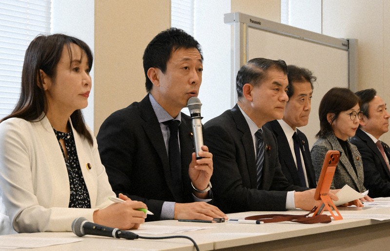 記者会見で再審法制の改正案の論点について発言する自民党の井出庸生氏（左から2人目）＝国会内で21日、平田明浩撮影