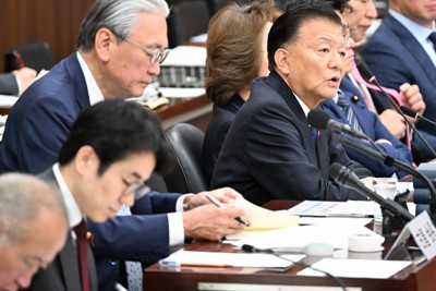 衆院憲法審査会で緊急事態条項に関する集中討議が行われ、発言する自民党の新藤義孝氏（右）＝国会内で2026年4月23日午前10時4分、平田明浩撮影