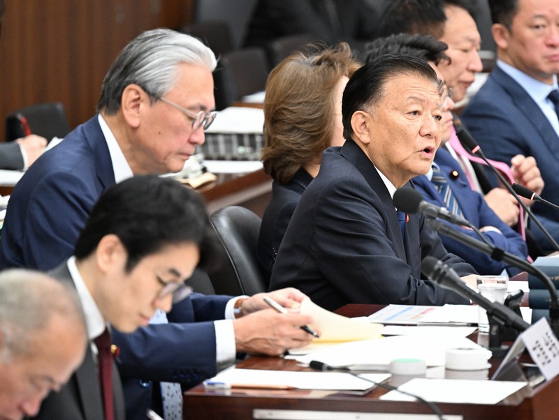 衆院憲法審査会で緊急事態条項に関する集中討議が行われ、発言する自民党の新藤義孝氏（右）＝国会内で2026年4月23日午前10時4分、平田明浩撮影