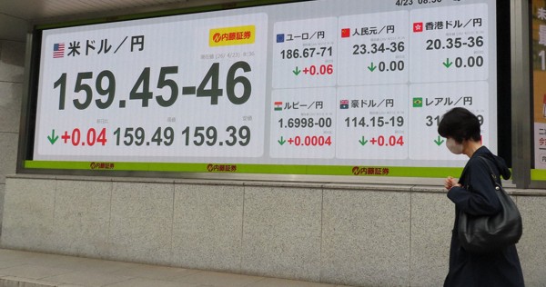 1ドル＝159円台半ばの円相場を示すモニター＝東京都中央区で2026年4月23日午前8時33分、鴨田玲奈撮影