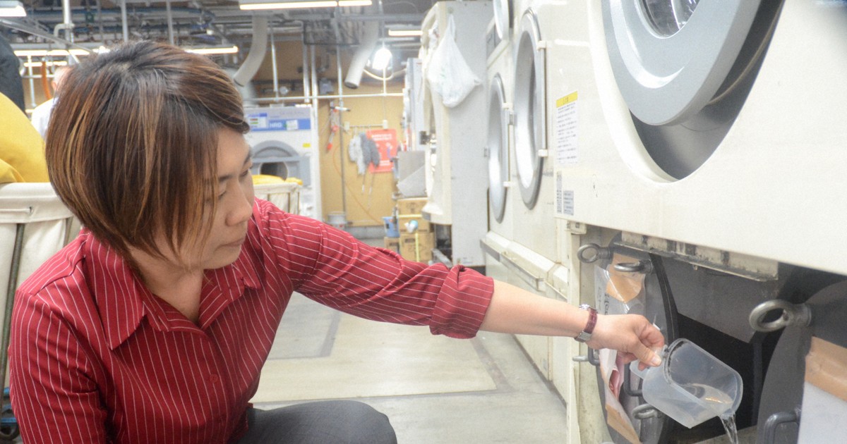 原油コスト「値上げできない」、怒りにじませるクリーニング店