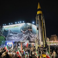 イランの体制を支持するデモで展示された弾道ミサイル＝テヘランで2026年4月21日、ISNA・AP