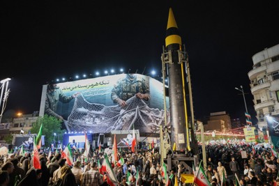 イランの体制を支持するデモで展示された弾道ミサイル＝テヘランで2026年4月21日、ISNA・AP
