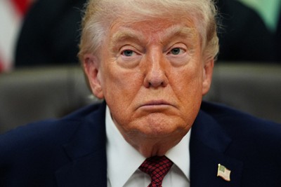 執務室で話に耳を傾けるトランプ米大統領＝ワシントンで2026年4月18日、AP
