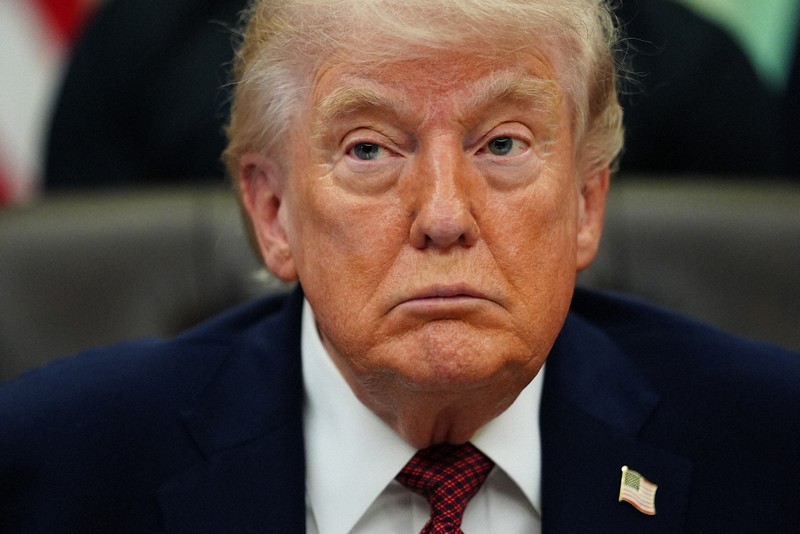 執務室で話に耳を傾けるトランプ米大統領＝ワシントンで2026年4月18日、AP
