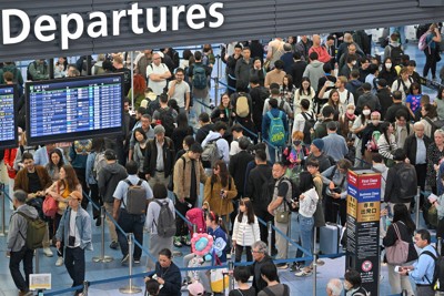2025年のゴールデンウイークの羽田空港国際線出発ロビー。多くの旅行客で混雑した＝25年4月26日午前8時8分、新宮巳美撮影