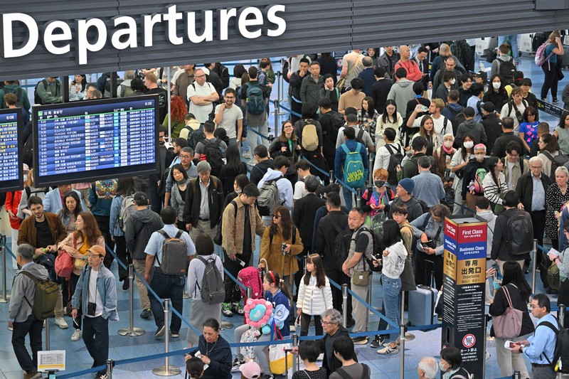 2025年のゴールデンウイークの羽田空港国際線出発ロビー。多くの旅行客で混雑した＝25年4月26日午前8時8分、新宮巳美撮影