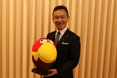 チョコボールのキャラクター、キョロちゃんを手にする森永製菓の森信也社長＝東京都港区で2026年3月4日午後1時54分、山越峰一郎撮影
