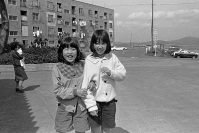 「撮って、撮って！」＝長崎県外海町（現・長崎市）の池島で1987年3月27日、中村琢磨撮影