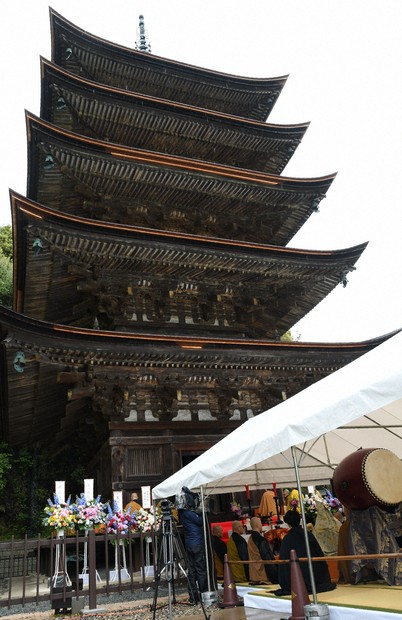 山口の国宝「瑠璃光寺五重塔」改修終わる 屋根替え優美な姿に | 毎日新聞