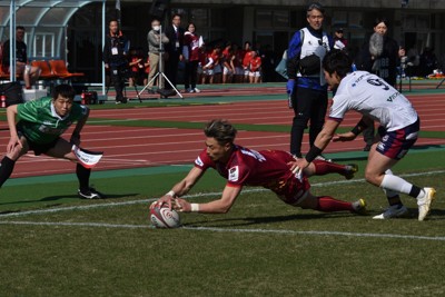 通算108個目のトライを決めた九州の山田章仁選手（中央）＝福岡市博多区の博多の森陸上競技場で2026年3月14日、林大樹撮影