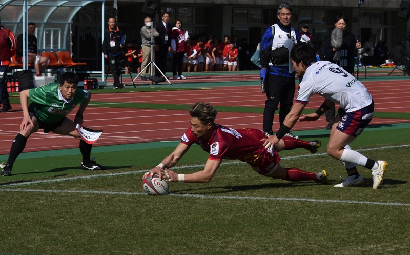 通算108個目のトライを決めた九州の山田章仁選手（中央）＝福岡市博多区の博多の森陸上競技場で2026年3月14日、林大樹撮影