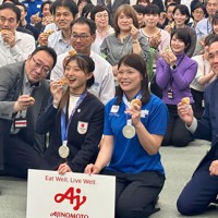 サポートを受けた味の素の社員と交流し、笑顔で記念撮影する坂本花織さん（中央左）＝東京都中央区で2026年4月23日午後0時43分、倉沢仁志撮影