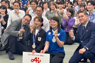 サポートを受けた味の素の社員と交流し、笑顔で記念撮影する坂本花織さん（中央左）＝東京都中央区で2026年4月23日午後0時43分、倉沢仁志撮影