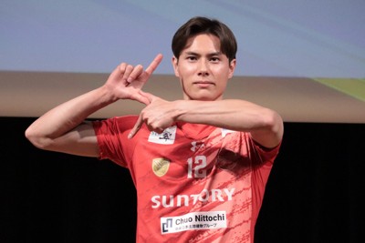 バレーボールSVリーグ男子のチャンピオンシップ進出会見で、「稲妻ポーズ」を披露するサントリーの高橋藍主将＝東京都内で2026年4月23日、神山恵撮影