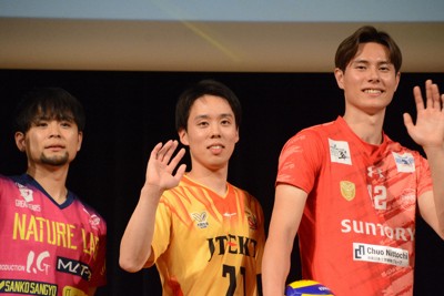 バレーボールSVリーグ男子プレーオフの開幕前記者会見に臨んだジェイテクト愛知の高橋和幸選手（中央）ら＝東京都内で2026年4月23日、森野俊撮影