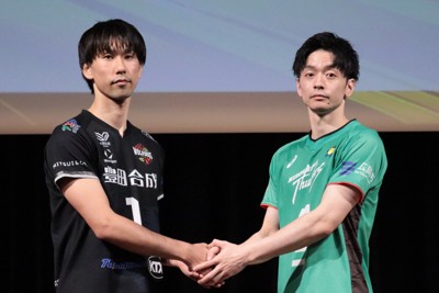 チャンピオンシップの準々決勝で対戦するウルフドッグス名古屋の山田脩造選手（左）と握手を交わす広島サンダーズの井上慎一朗選手＝東京都内で2026年4月23日、神山恵撮影