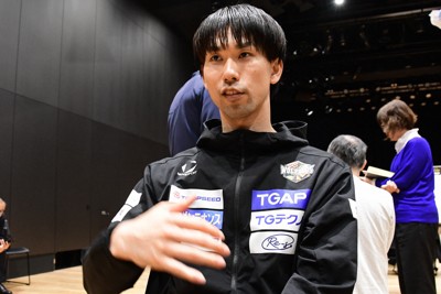 報道陣の取材に応じるウルフドッグス名古屋の山田脩造選手＝東京都内で2026年4月23日、玉井滉大撮影