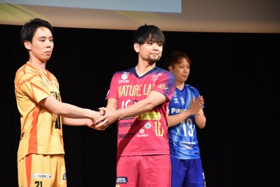 準々決勝で対戦するジェイテクト愛知の高橋和幸選手（左）と握手する東京グレートベアーズの古賀太一郎選手（中央）＝東京都内で2026年4月23日、小林悠太撮影