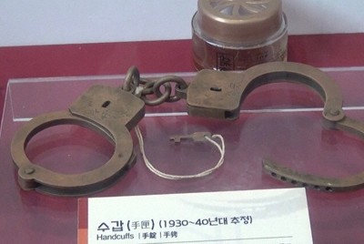 旧ソウル拘置所に展示されている手錠＝「絞首台からの生還」製作委員会提供
