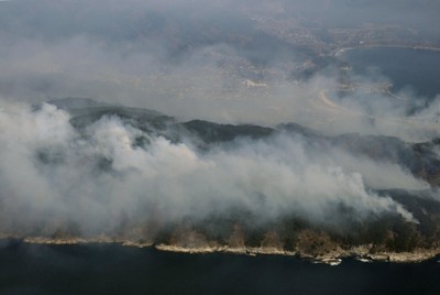 白煙が上がる岩手県大槌町の山林火災現場＝2026年4月23日午前9時、本社機「希望」から