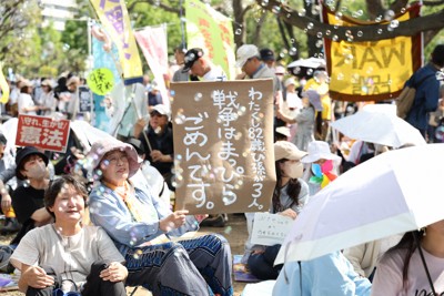 改憲や戦争に反対する国会前デモの参加者たち＝国会前で2026年4月19日午後2時37分、後藤由耶撮影