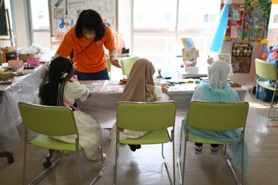 パステルアートを楽しむ子供たち＝大阪府茨木市豊川で2026年4月12日、久保玲撮影