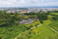 An aerial view of Urasoe Yodore and parts of Urasoe Gusuku at Maeda Escarpment. (Photo courtesy of the Urasoe Municipal Government)
