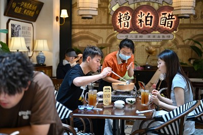 外食産業にもデフレ圧力（２０２６年1月、中国海南省） 新華社／共同