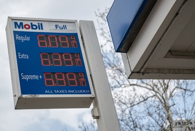 高騰するガソリン価格（2026年4月、ニューヨーク）  Bloomberg