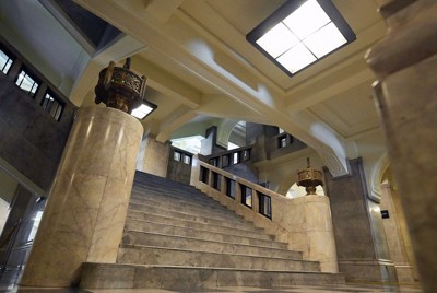 手すりや柱に良質な大理石「小桜」が使用された名古屋市役所本庁舎の玄関ホール
