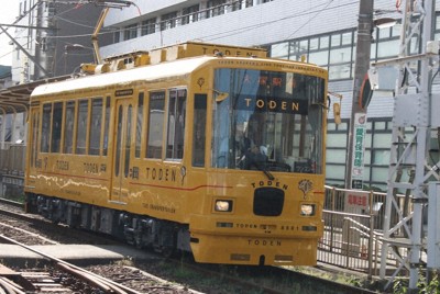 都電荒川線で運行が始まった「水戸岡デザイン」の車両＝筆者撮影