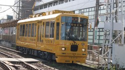 都電荒川線で運行が始まった「水戸岡デザイン」の車両＝筆者撮影