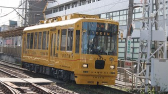 都電荒川線で運行が始まった「水戸岡デザイン」の車両＝筆者撮影